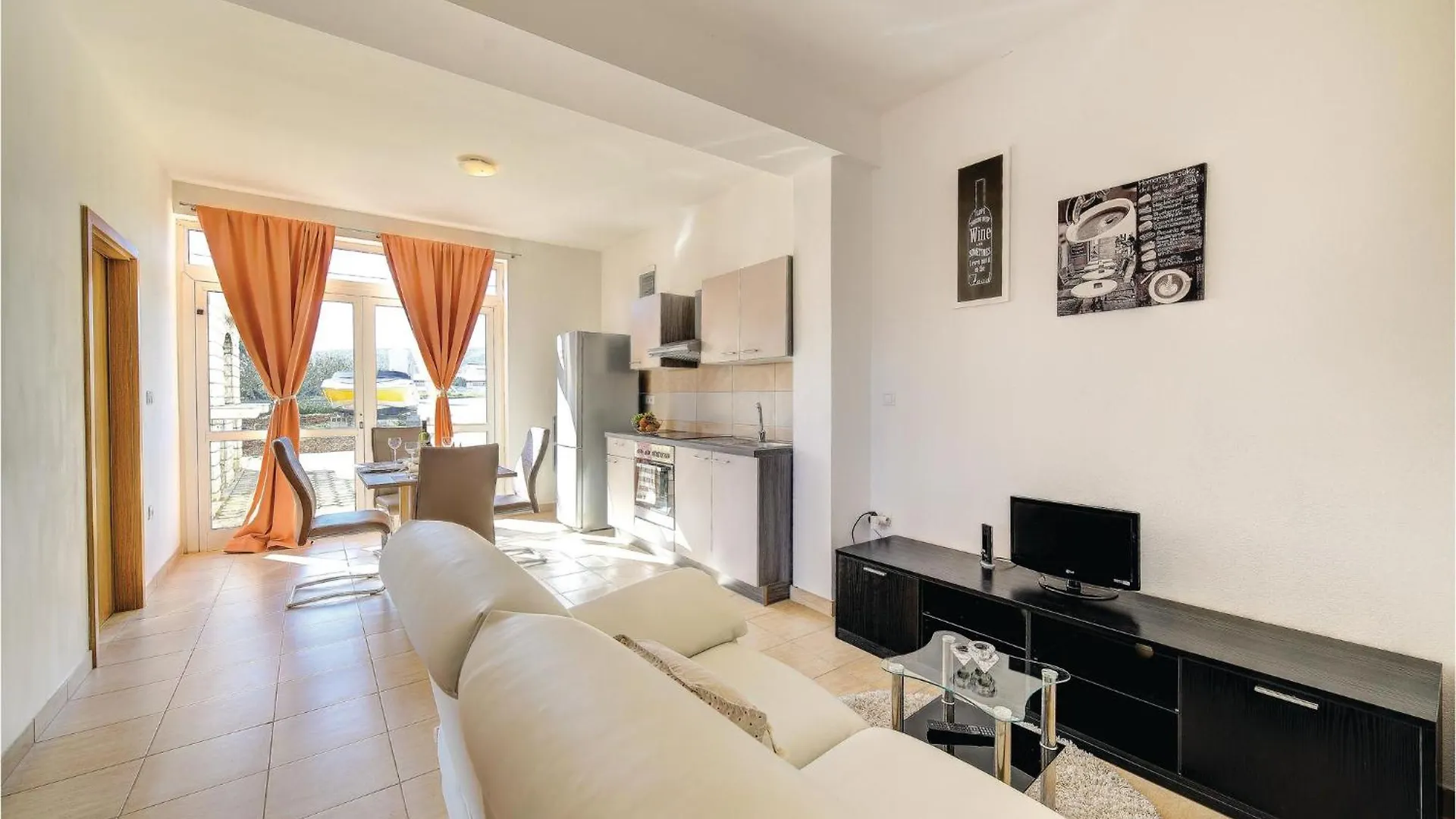 Beautiful Apartment In Divulje With Wifi 0*,